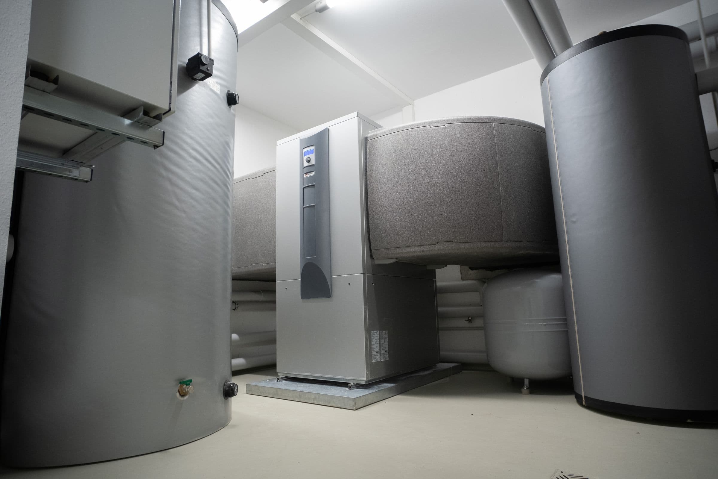Technikraum mit Wärmepumpe und Speichern